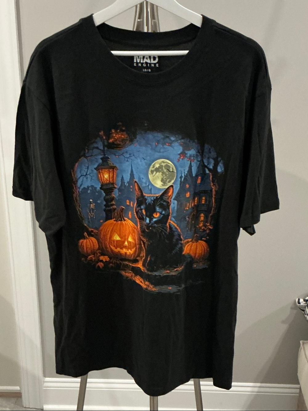 MAD Engine Black Women’s Halloween Cat & Pumpkin Graphic Tee